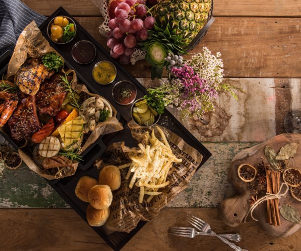 Planche d'un assortiment de viande grillé au BBQ proposé au menu du restaurant La Table de Trois à Bordeaux