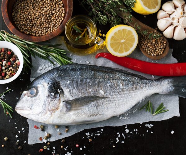 Produit poissonnerie séléctionné avec soin par le manager Michel Ducas pour le restaurant La Table de Trois à Bordeaux.