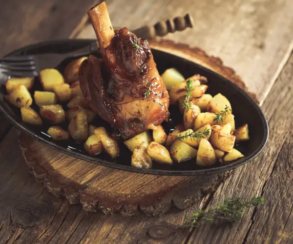 Plat à la carte souris d’agneau confite et Pommes de terre La Table de Trois, à Bordeaux