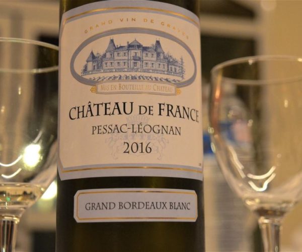 Vin blanc Château Pessac-Léognan figure sur la carte de vin du restaurant La Table de Trois à Bordeaux